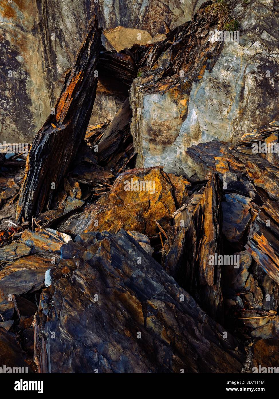 La consistenza ruvida della roccia è contrastata da superfici lisce e riflettenti la luce. I dettagli e i livelli invitano all'esplorazione e alla riflessione. Foto Stock