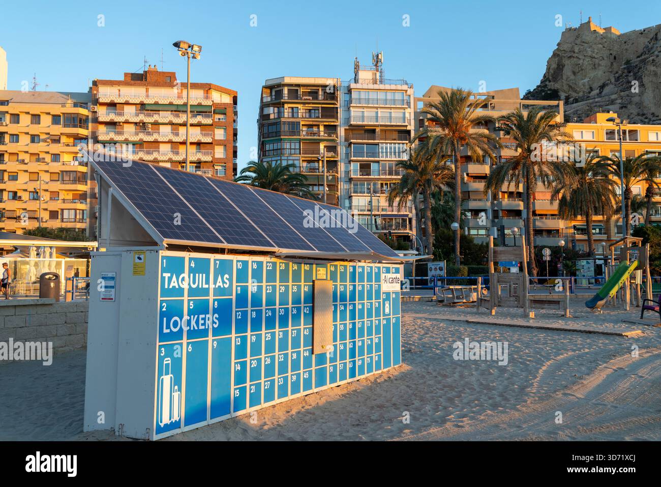 Spiaggia principale di Alicante, Playa del Postiguet, armadietti di sicurezza sulla spiaggia di prima mattina, Spagna, Europa Foto Stock