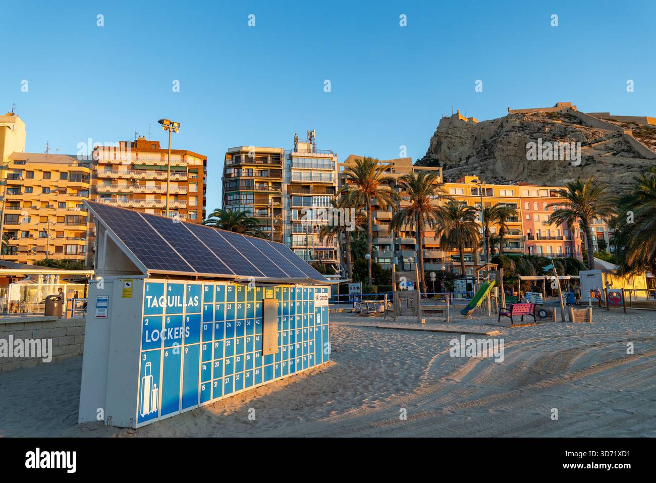 Spiaggia principale di Alicante, Playa del Postiguet, armadietti di sicurezza sulla spiaggia di prima mattina, Spagna, Europa Foto Stock