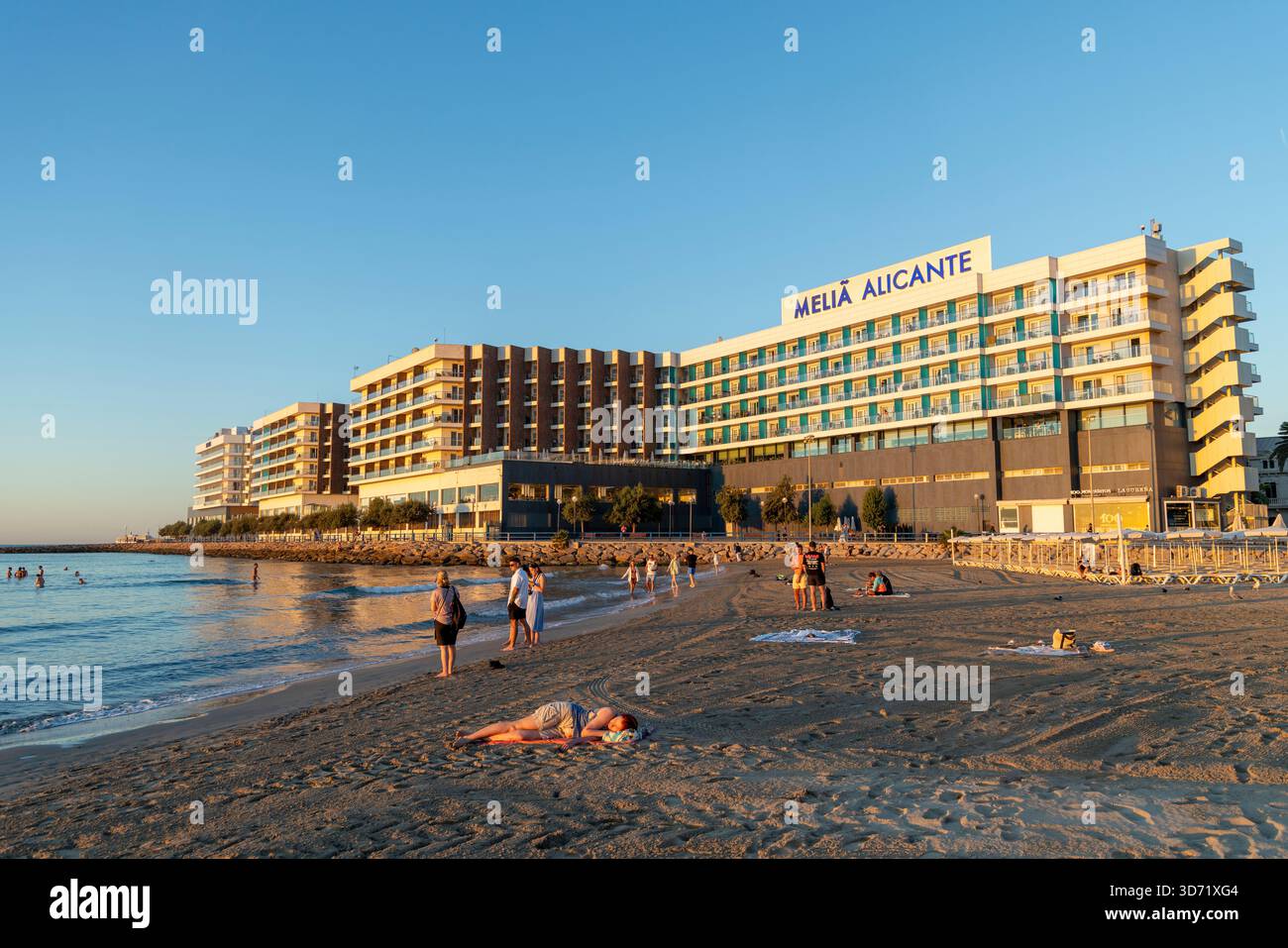 I nuotatori sulla spiaggia principale di Alicante si godono una nuotata mattutina nel Mar Mediterraneo, l'hotel Melia Alicante sulla spiaggia, Spagna, Europa Foto Stock