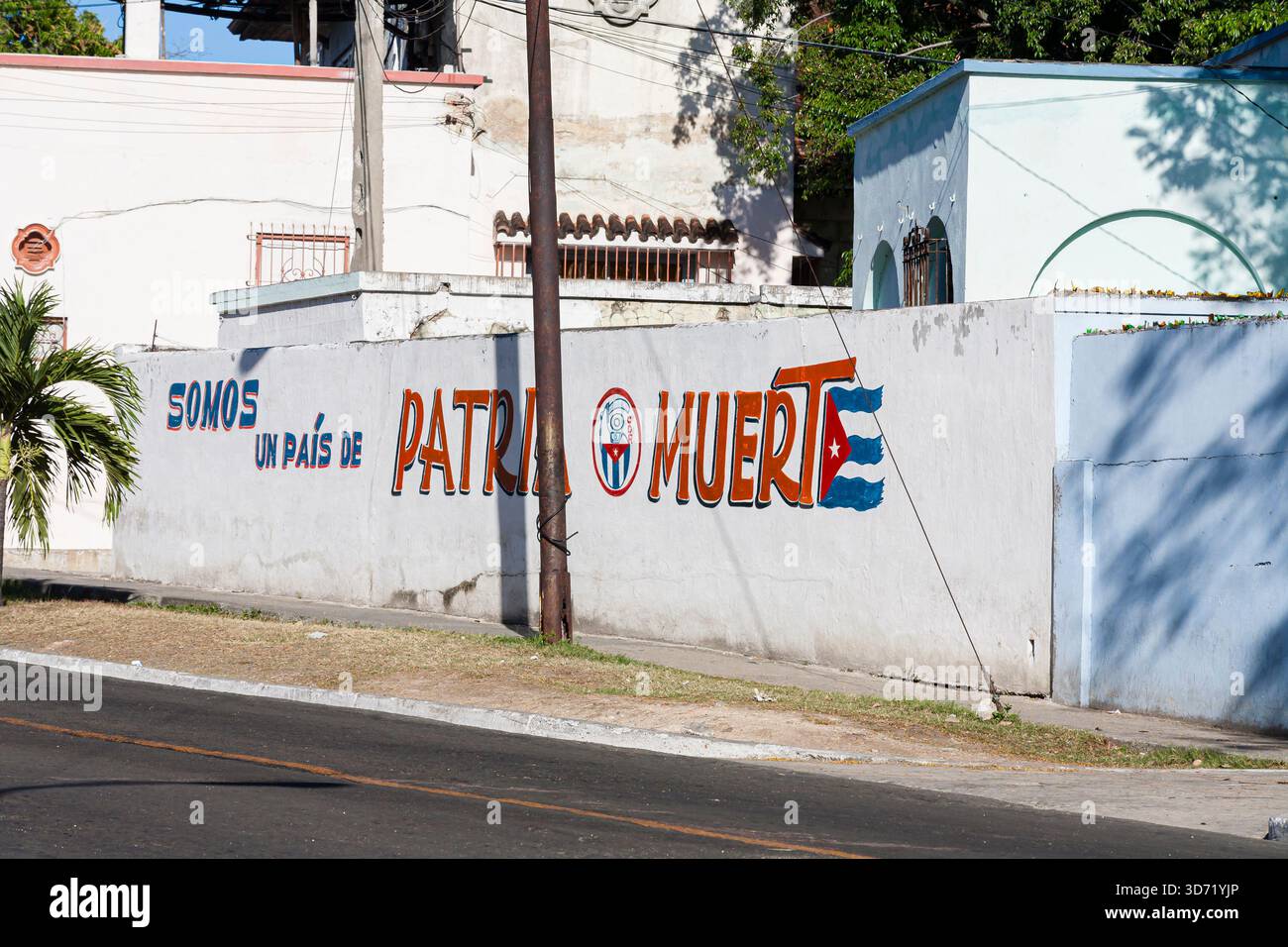 Pittura murale patriottica a Santiago de Cuba, "Patria o Muerte" (patria o morte), una frase usata da Fidel Castro Foto Stock