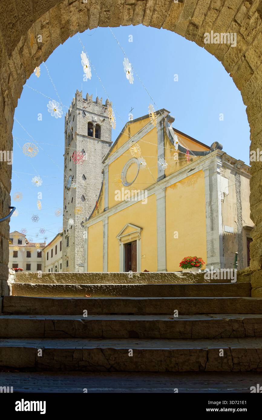 Campanile della Chiesa di Santo Stefano incorniciato attraverso l'Arcivescovo di pietra, Motovun, Istria, Croazia Foto Stock