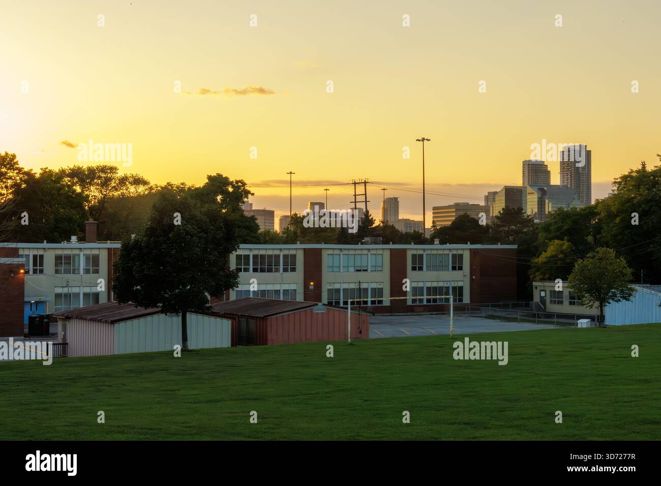 L'esterno dell'edificio scolastico è stato fotografato durante le ore del tramonto. Foto Stock