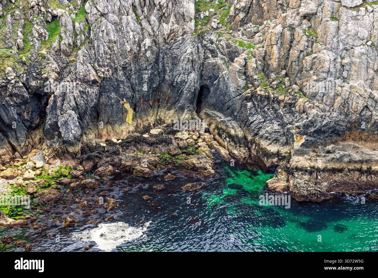 Costa spettacolare con scogliere ripide in una baia marina Foto Stock