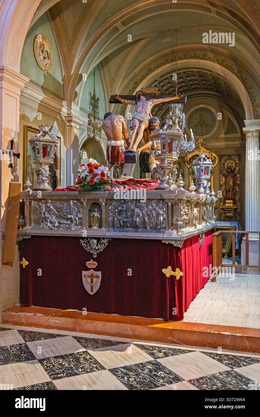Bellissima tomba ornata con crocifissione di gesù nel convento santa clara a Palma di Maiorca Foto Stock