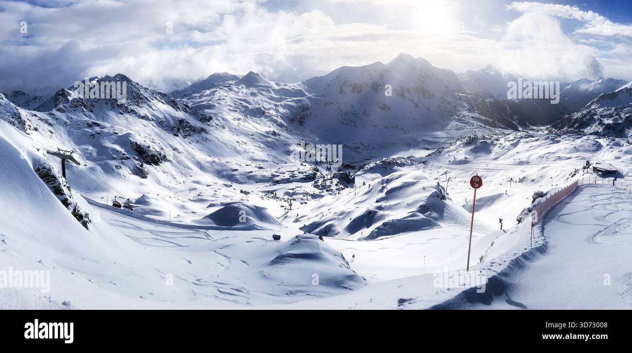 Splendida vista sulla catena montuosa innevata e sulle piste da sci delle Alpi austriache, Obertauern in inverno Foto Stock