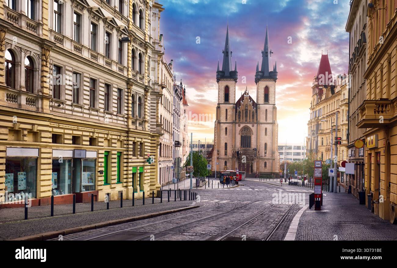 Praga - Kostel SV. Antonina Paduanskeho (Chiesa di Sant'Antonio da Padova). Visita storica della cattedrale di Holesovice Foto Stock