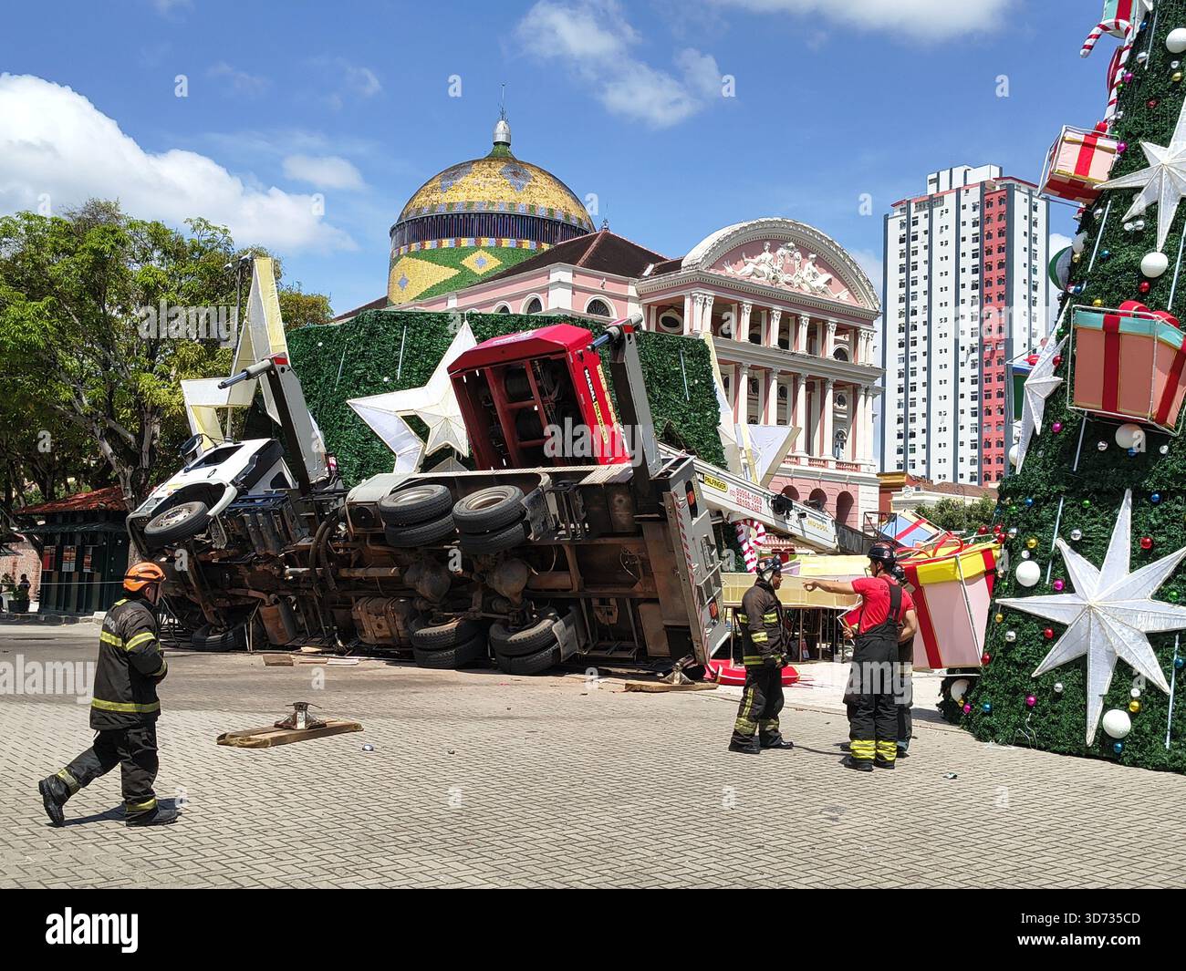 Manaus, Brasile. 23 novembre 2025. AM - MANAUS - 11/23/2025 - LA GRU SI ROVESCIA DURANTE L'ASSEMBLAGGIO DELL'ALBERO DI NATALE A MANAUS - Una gru si è ribaltata questa domenica mattina (23) durante l'assemblaggio di un albero di Natale in largo de Sao Sebastiao nel centro di Manaus. L'epoca era un'area a traffico limitato e, secondo le informazioni fornite dai professionisti che lavoravano al momento dell'incidente, non ci sono stati decessi. Foto: Suamy Beydoun/AGIF (foto di Suamy Beydoun/AGIF/Sipa USA) credito: SIPA USA/Alamy Live News Foto Stock