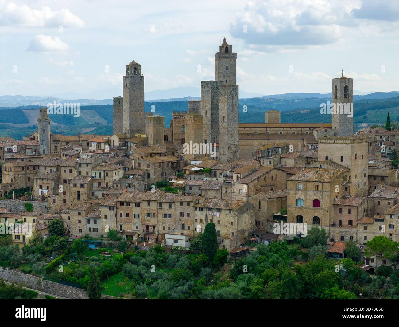 Vista aerea delle torri di pietra di San Gimignano e delle mura medievali in Toscana, storica cittadina collinare che un tempo prosperava sulla via Francigena. Foto Stock