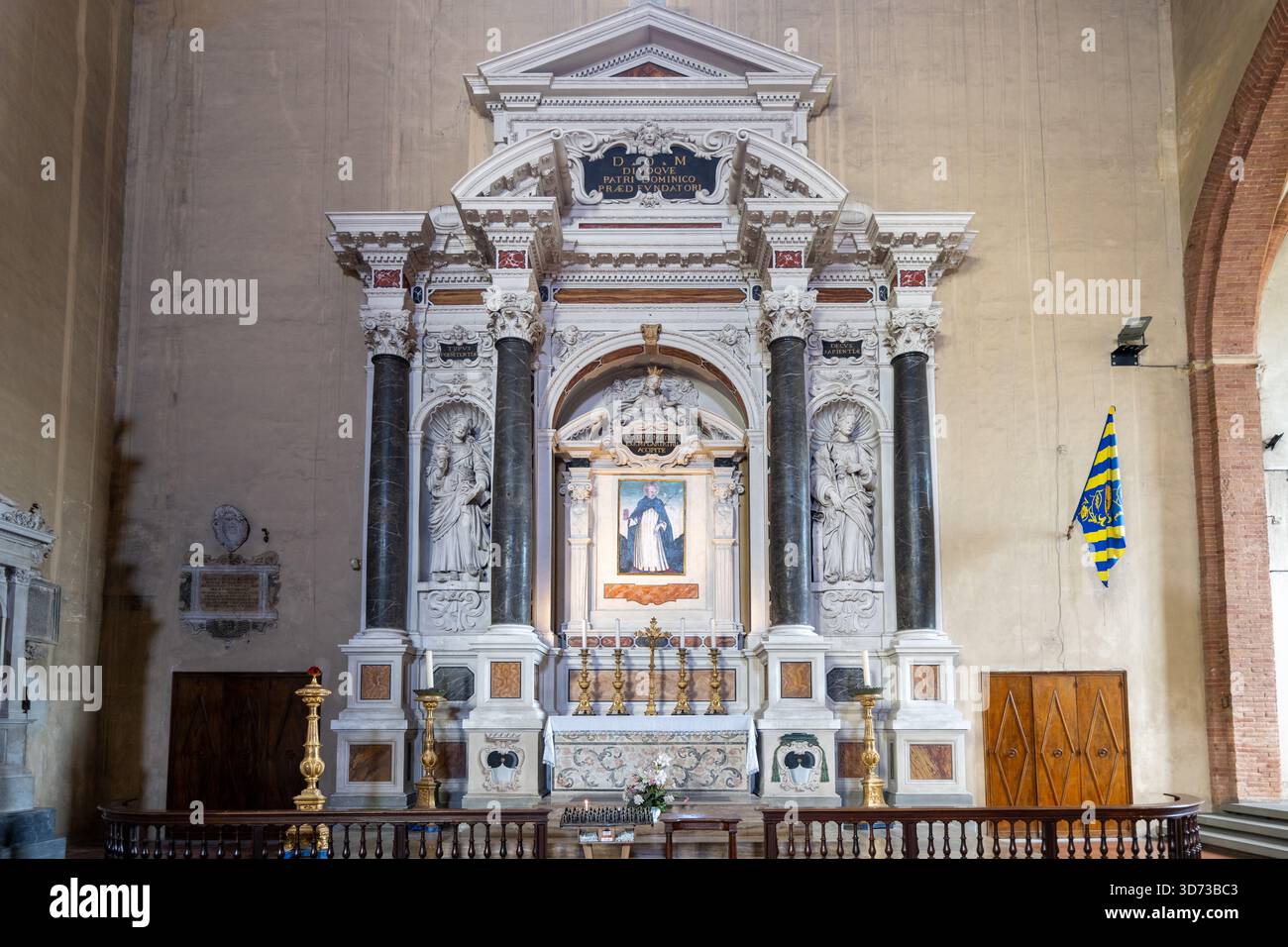 Interno della Basilica Cateriniana San Domenico, Siena, con l'altare in marmo ornato con elementi barocchi e iconografia religiosa. Luce naturale Foto Stock