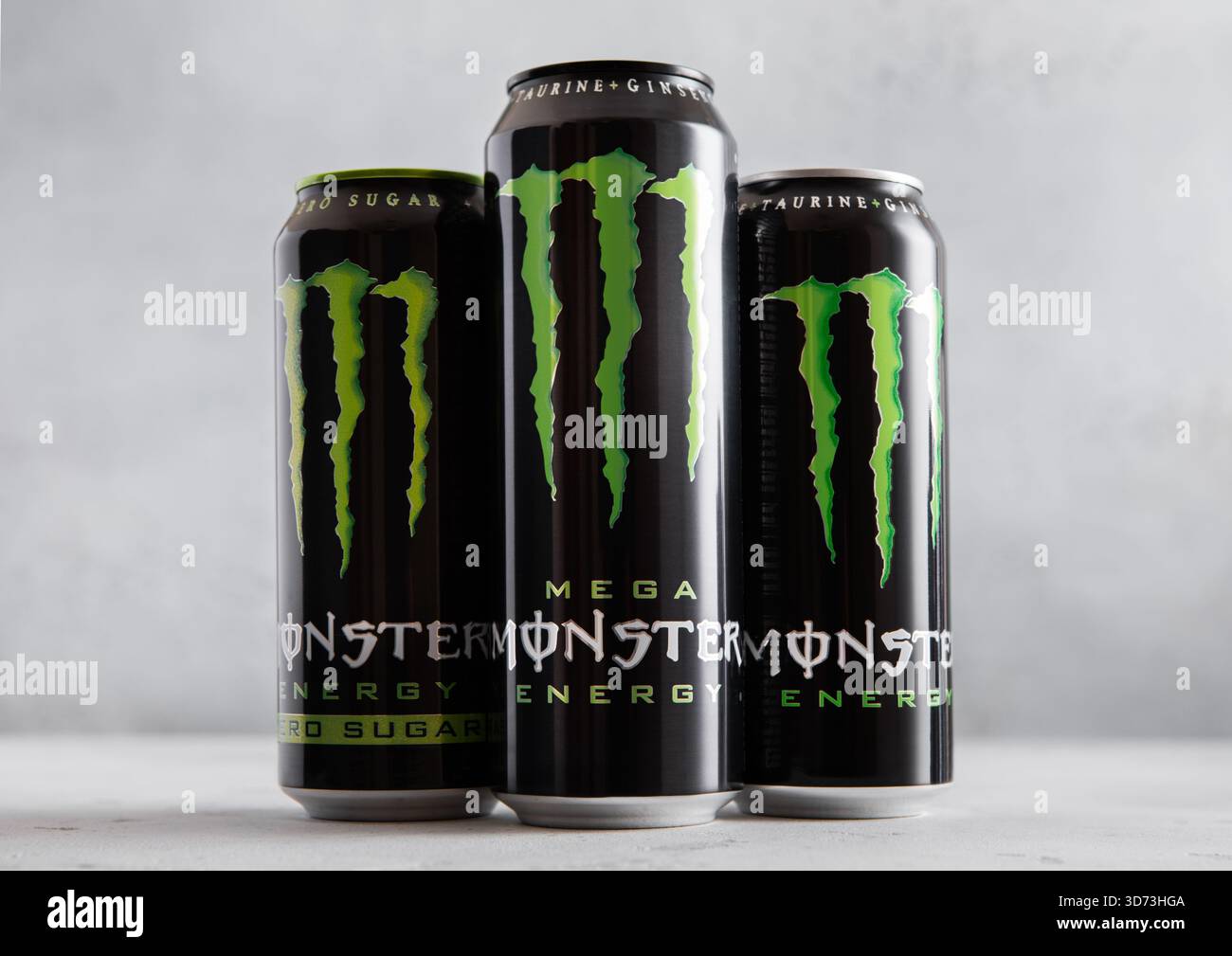 LONDRA, Regno Unito - 21 LUGLIO 2025: Barattoli di alluminio di originale e zero Sugar Monster Energy soft drink su un tavolo leggero. Foto Stock