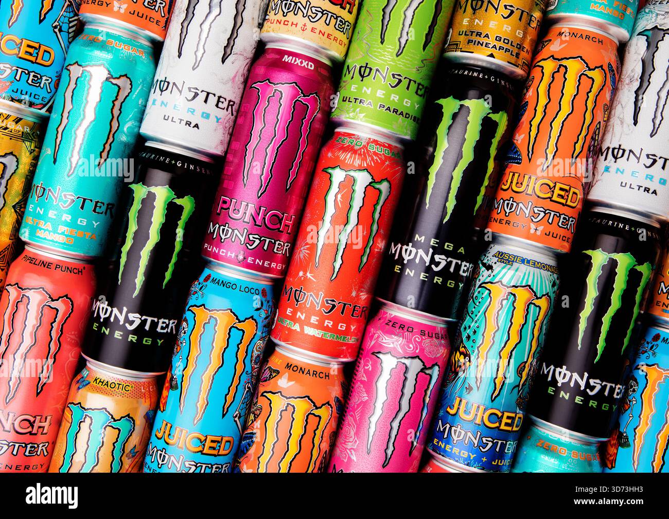 LONDRA, Regno Unito - 1 AGOSTO 2025: Bevande analcoliche assortite Monster Energy in lattine di alluminio con vari gusti e gusti. Foto Stock