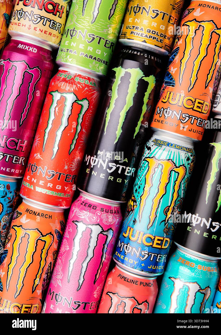 LONDRA, Regno Unito - 1 AGOSTO 2025: Bevande analcoliche assortite Monster Energy in lattine di alluminio con vari gusti e gusti. Foto Stock