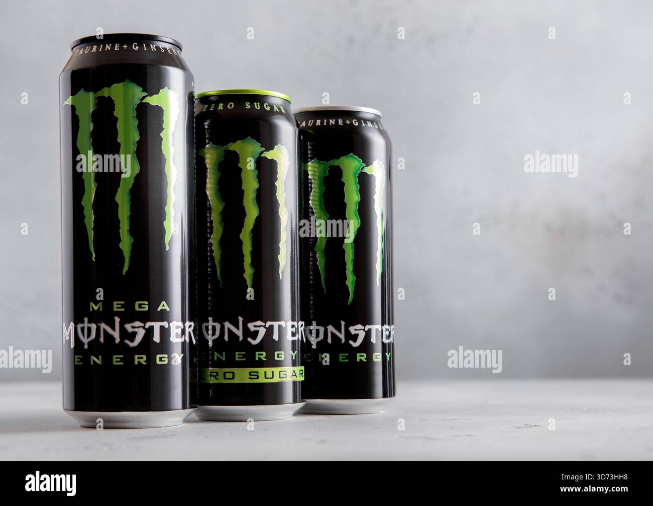 LONDRA, Regno Unito - 21 LUGLIO 2025: Barattoli di alluminio di originale e zero Sugar Monster Energy soft drink su un tavolo leggero. Foto Stock