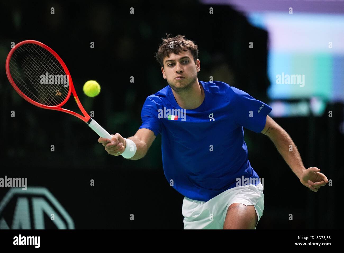 Flavio Cobolli in azione durante la finale di Coppa Davis 2025 tra Flavio Cobolli (Italia) e Jaume Munar (Spagna) a Bologna Fiere, Bologna, Italia - 23 novembre 2025. Sport - Tennis. (Foto di massimo Paolone/LaPresse) Foto Stock