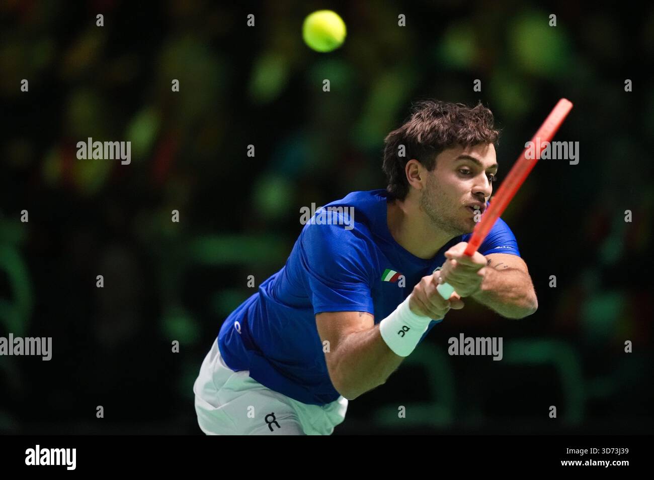 Flavio Cobolli in azione durante la finale di Coppa Davis 2025 tra Flavio Cobolli (Italia) e Jaume Munar (Spagna) a Bologna Fiere, Bologna, Italia - 23 novembre 2025. Sport - Tennis. (Foto di massimo Paolone/LaPresse) Foto Stock