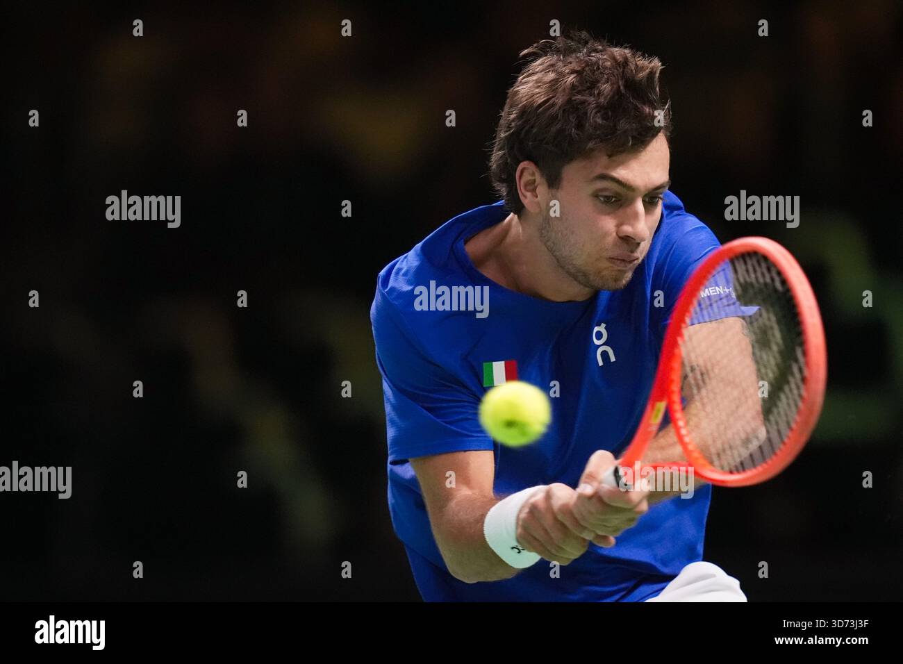 Flavio Cobolli in azione durante la finale di Coppa Davis 2025 tra Flavio Cobolli (Italia) e Jaume Munar (Spagna) a Bologna Fiere, Bologna, Italia - 23 novembre 2025. Sport - Tennis. (Foto di massimo Paolone/LaPresse) Foto Stock