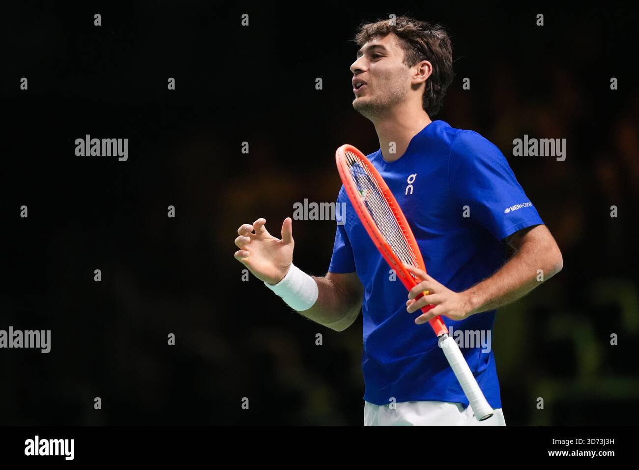 Flavio Cobolli reagisce durante la finale di Coppa Davis 2025 tra Flavio Cobolli (Italia) e Jaume Munar (Spagna) a Bologna Fiere, Bologna, Italia - 23 novembre 2025. Sport - Tennis. (Foto di massimo Paolone/LaPresse) Foto Stock