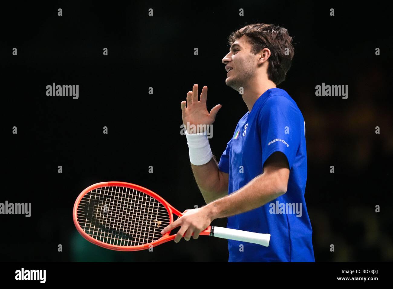 Flavio Cobolli reagisce durante la finale di Coppa Davis 2025 tra Flavio Cobolli (Italia) e Jaume Munar (Spagna) a Bologna Fiere, Bologna, Italia - 23 novembre 2025. Sport - Tennis. (Foto di massimo Paolone/LaPresse) Foto Stock