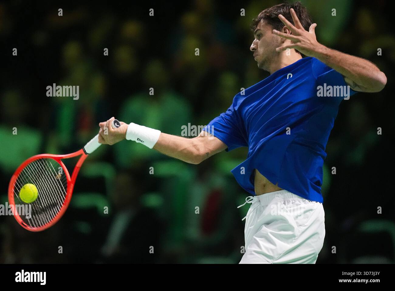 Flavio Cobolli in azione durante la finale di Coppa Davis 2025 tra Flavio Cobolli (Italia) e Jaume Munar (Spagna) a Bologna Fiere, Bologna, Italia - 23 novembre 2025. Sport - Tennis. (Foto di massimo Paolone/LaPresse) Foto Stock