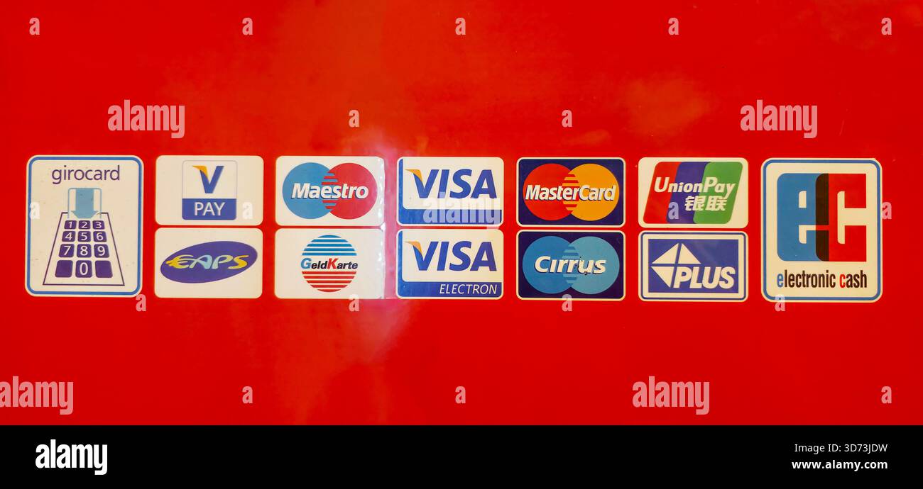 Berlino, Germania - 17 luglio 2025: . Vari logo dei metodi di pagamento sono mostrati su uno sfondo rosso brillante per le transazioni - Immagine stock catturata con smartphone