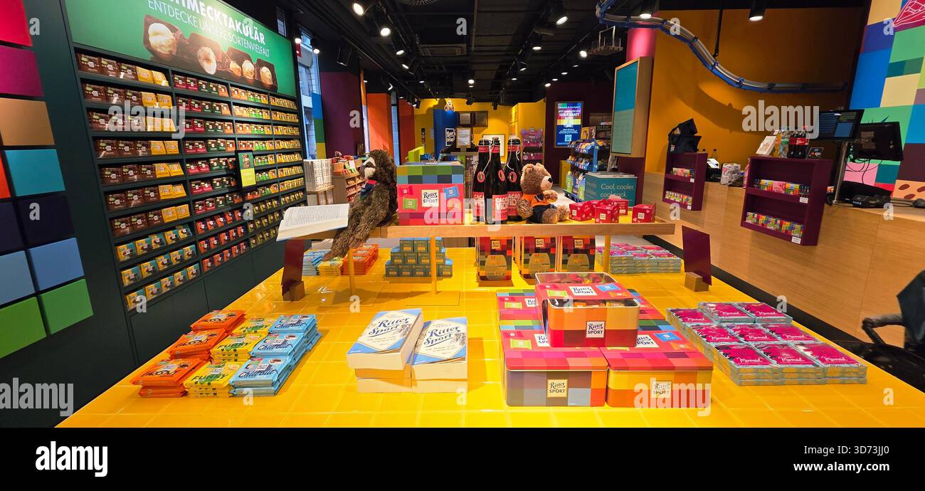 Berlino, Germania - 3 settembre 2025: Gli interni del negozio di caramelle colorate presentano vivaci esposizioni e vari prodotti. Foto Stock