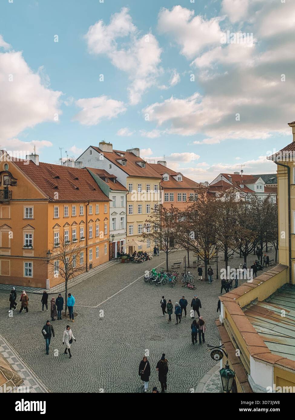 Giornata di sole nella città vecchia di Praga, Repubblica Ceca con architettura storica e cieli blu - Immagine stock catturata con smartphone