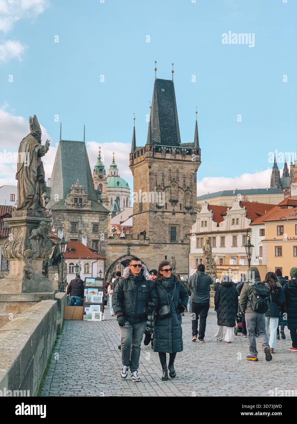 Giornata di sole nella città vecchia di Praga, Repubblica Ceca con architettura storica e cieli blu - Immagine stock catturata con smartphone