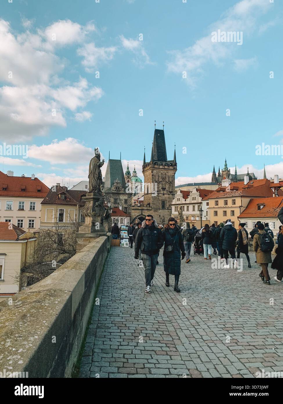 Giornata di sole nella città vecchia di Praga, Repubblica Ceca con architettura storica e cieli blu - Immagine stock catturata con smartphone