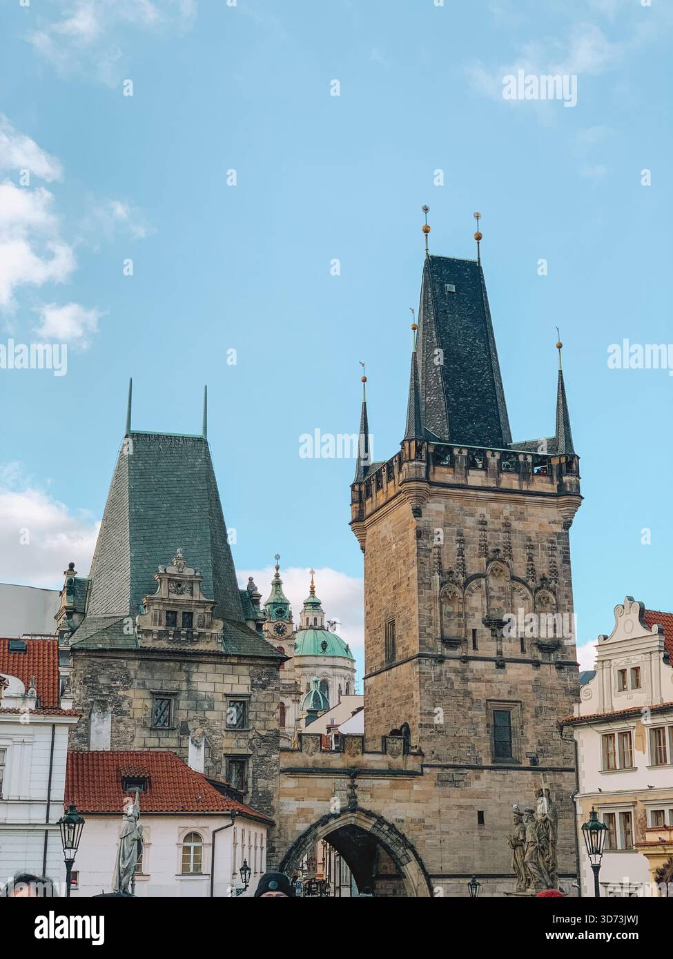Giornata di sole nella città vecchia di Praga, Repubblica Ceca con architettura storica e cieli blu - Immagine stock catturata con smartphone