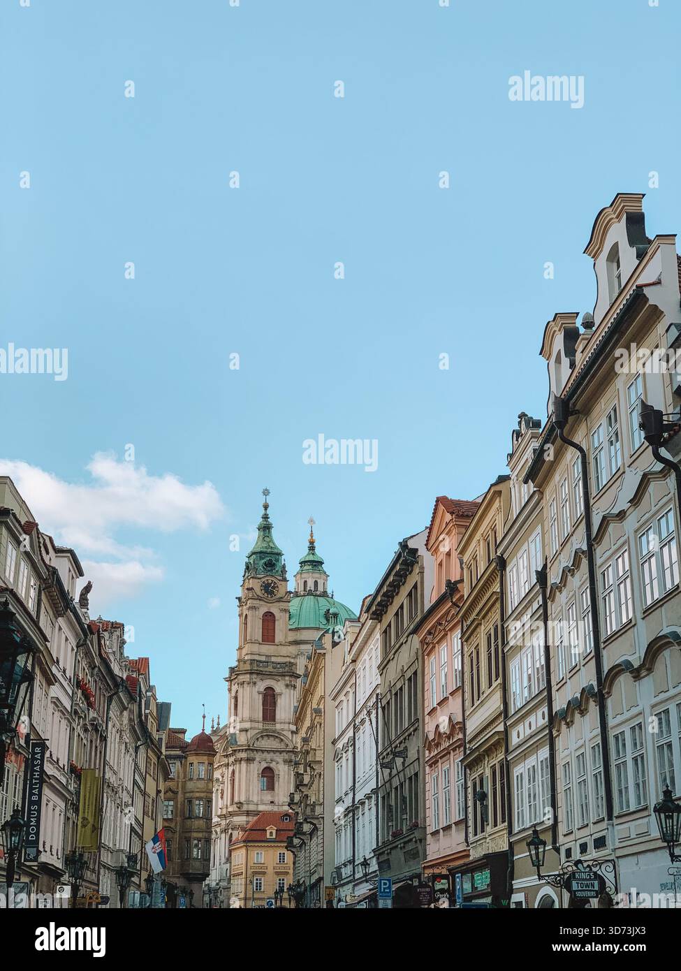 Giornata di sole nella città vecchia di Praga, Repubblica Ceca con architettura storica e cieli blu - Immagine stock catturata con smartphone