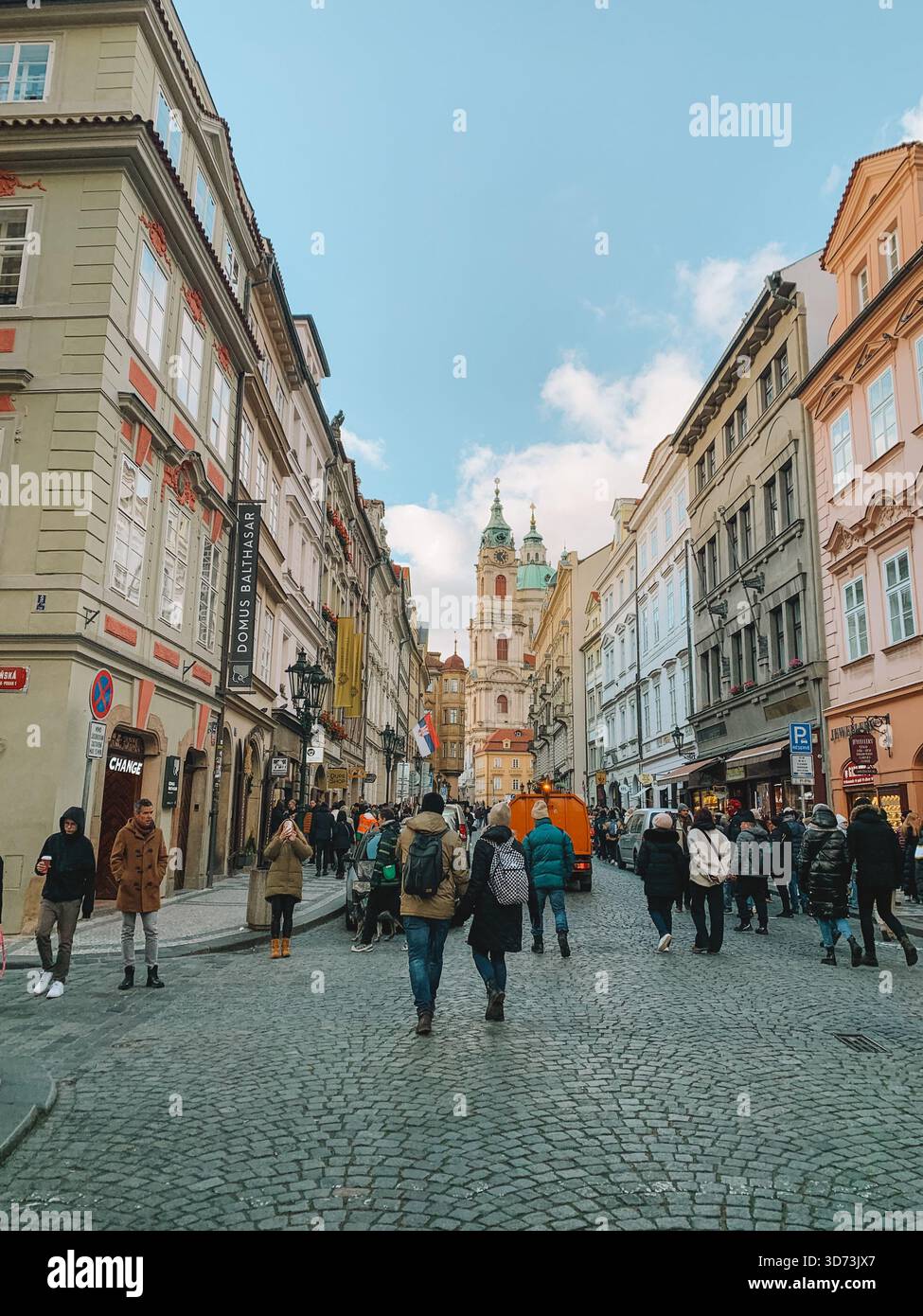 Giornata di sole nella città vecchia di Praga, Repubblica Ceca con architettura storica e cieli blu - Immagine stock catturata con smartphone
