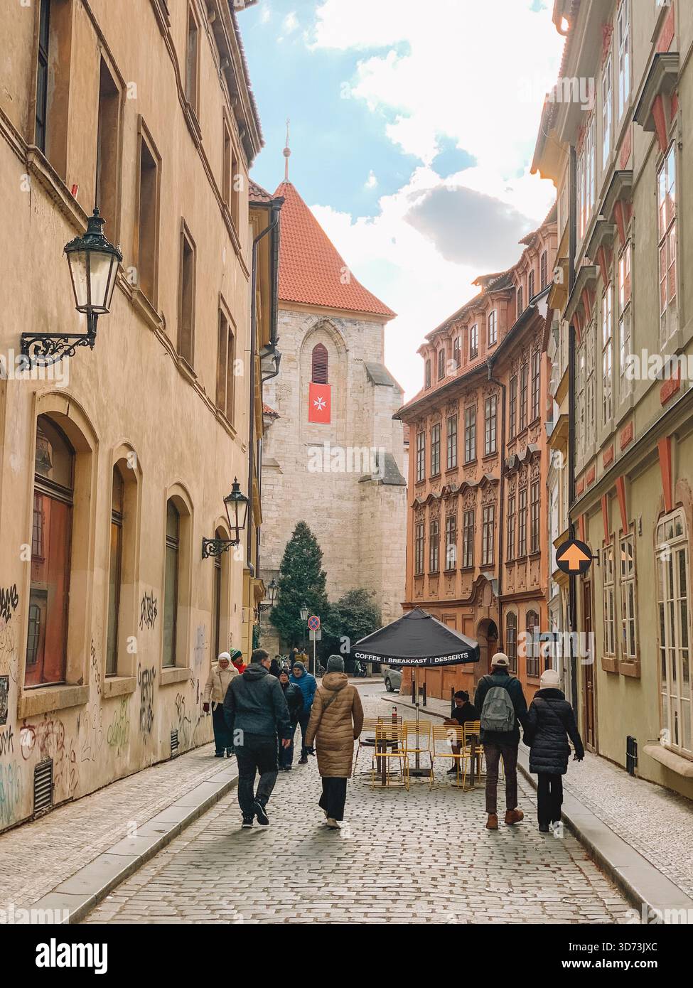 Giornata di sole nella città vecchia di Praga, Repubblica Ceca con architettura storica e cieli blu - Immagine stock catturata con smartphone