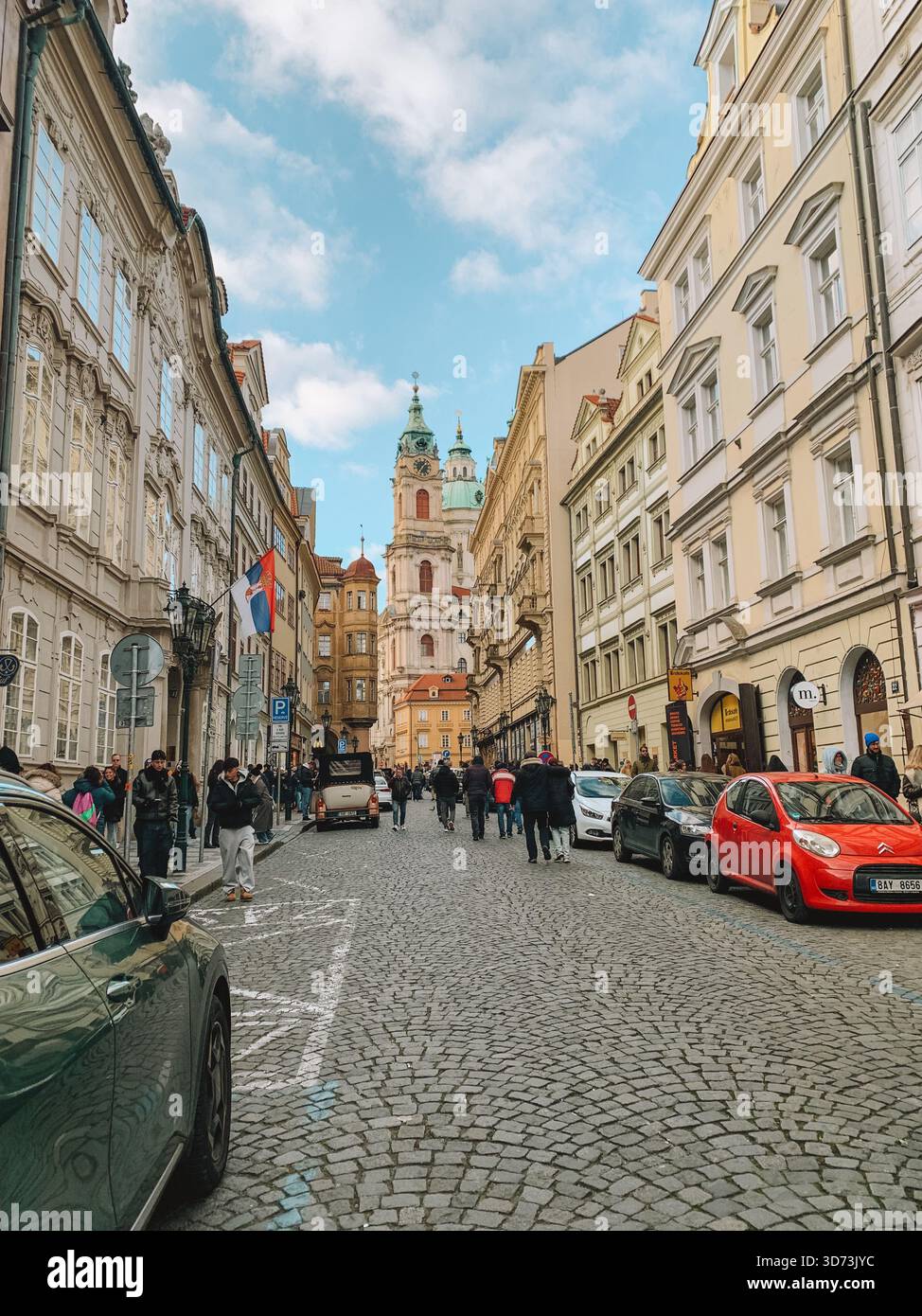Giornata di sole nella città vecchia di Praga, Repubblica Ceca con architettura storica e cieli blu - Immagine stock catturata con smartphone