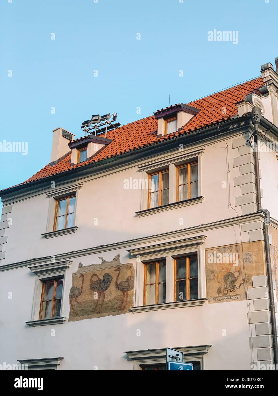 Giornata di sole nella città vecchia di Praga, Repubblica Ceca con architettura storica e cieli blu - Immagine stock catturata con smartphone