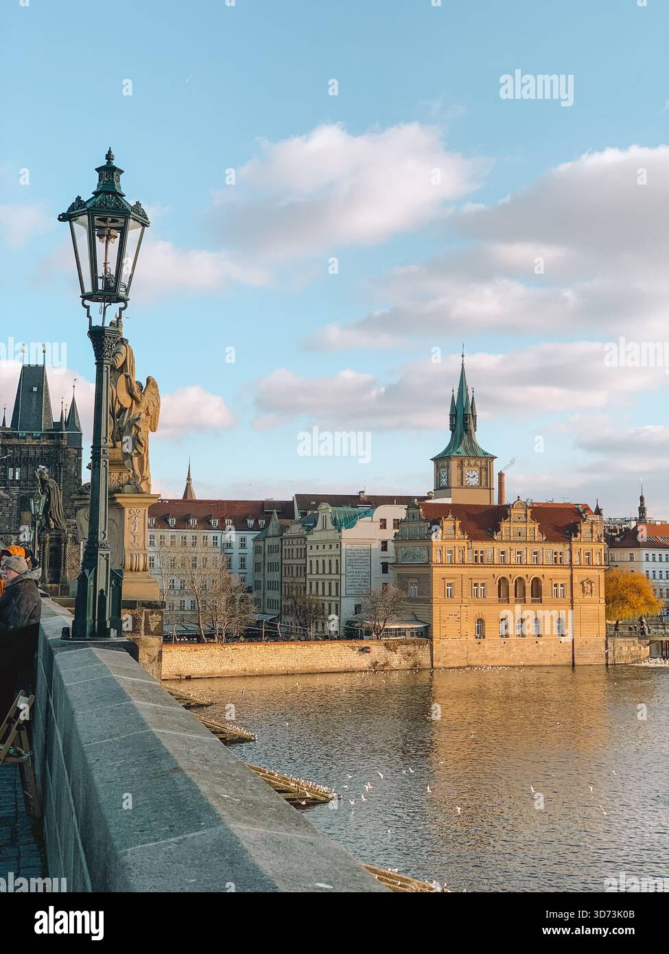 Giornata di sole nella città vecchia di Praga, Repubblica Ceca con architettura storica e cieli blu - Immagine stock catturata con smartphone