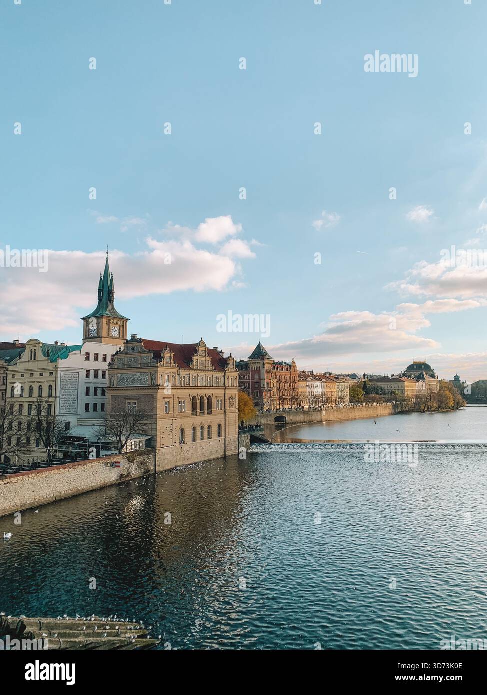 Giornata di sole nella città vecchia di Praga, Repubblica Ceca con architettura storica e cieli blu - Immagine stock catturata con smartphone