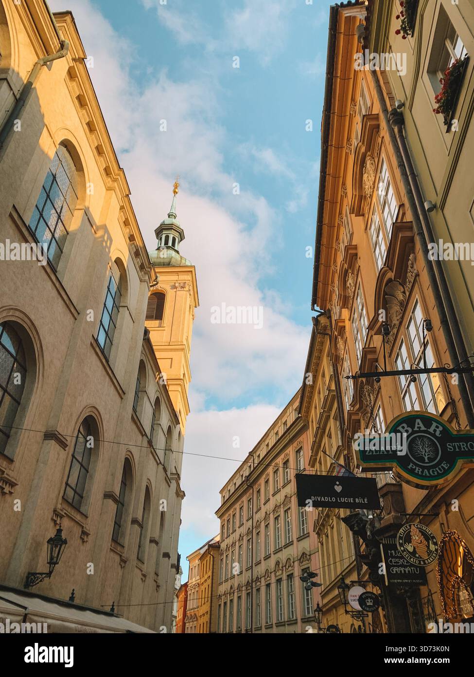 Giornata di sole nella città vecchia di Praga, Repubblica Ceca con architettura storica e cieli blu - Immagine stock catturata con smartphone
