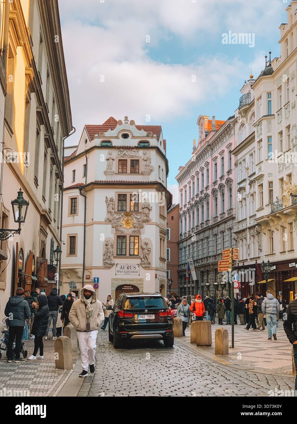 Giornata di sole nella città vecchia di Praga, Repubblica Ceca con architettura storica e cieli blu - Immagine stock catturata con smartphone