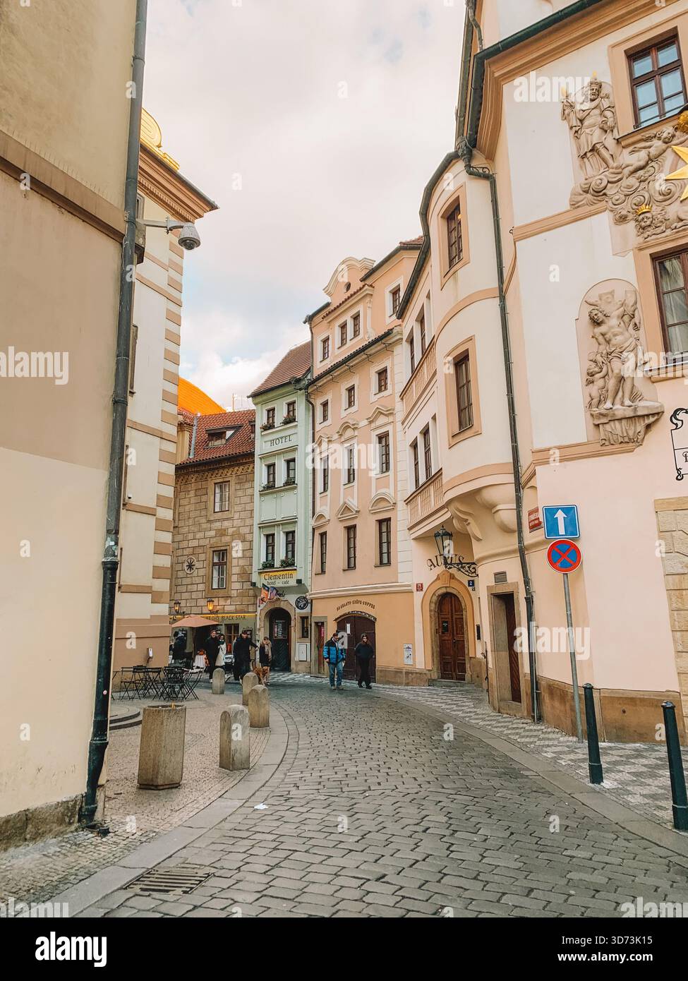 Giornata di sole nella città vecchia di Praga, Repubblica Ceca con architettura storica e cieli blu - Immagine stock catturata con smartphone