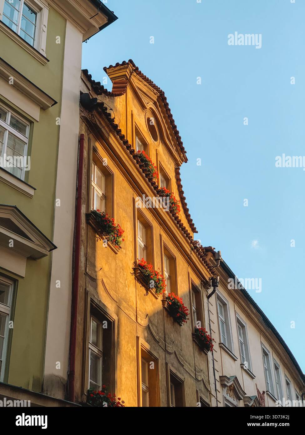 Giornata di sole nella città vecchia di Praga, Repubblica Ceca con architettura storica e cieli blu - Immagine stock catturata con smartphone