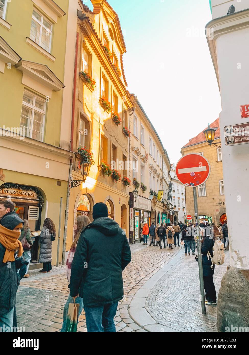 Giornata di sole nella città vecchia di Praga, Repubblica Ceca con architettura storica e cieli blu - Immagine stock catturata con smartphone