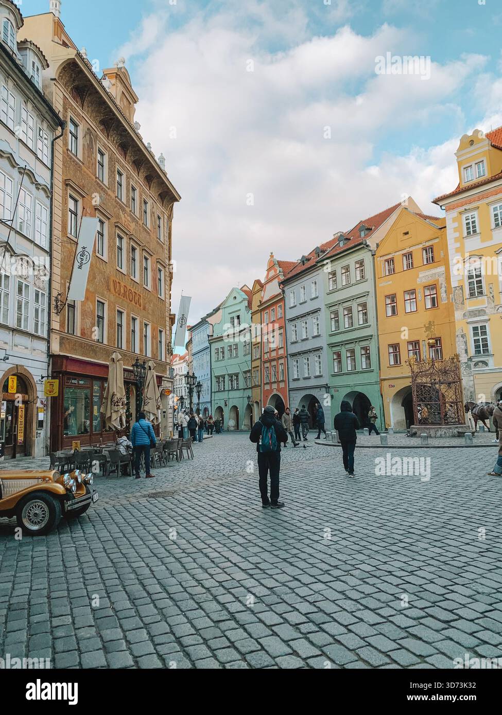 Giornata di sole nella città vecchia di Praga, Repubblica Ceca con architettura storica e cieli blu - Immagine stock catturata con smartphone