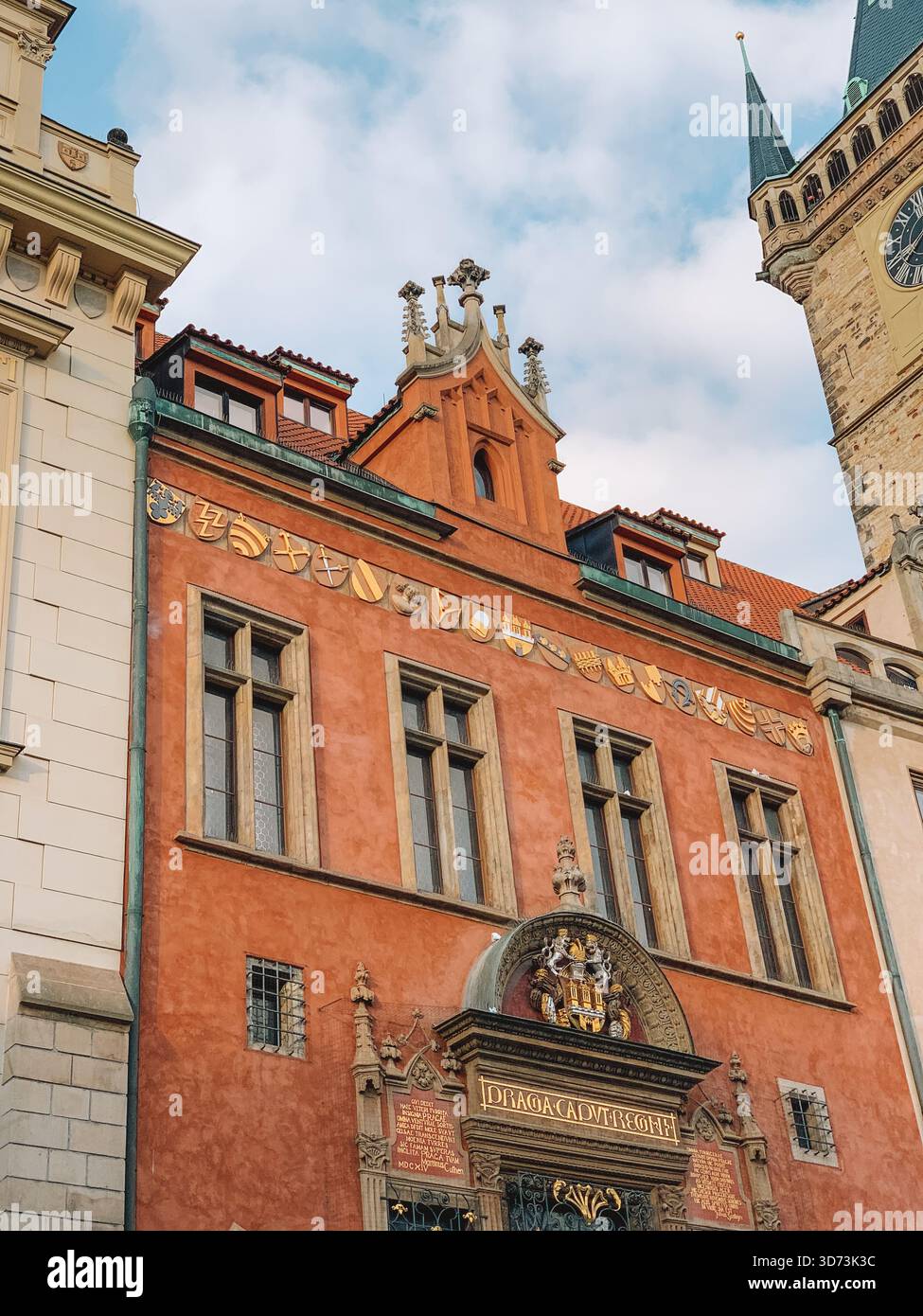 Giornata di sole nella città vecchia di Praga, Repubblica Ceca con architettura storica e cieli blu - Immagine stock catturata con smartphone