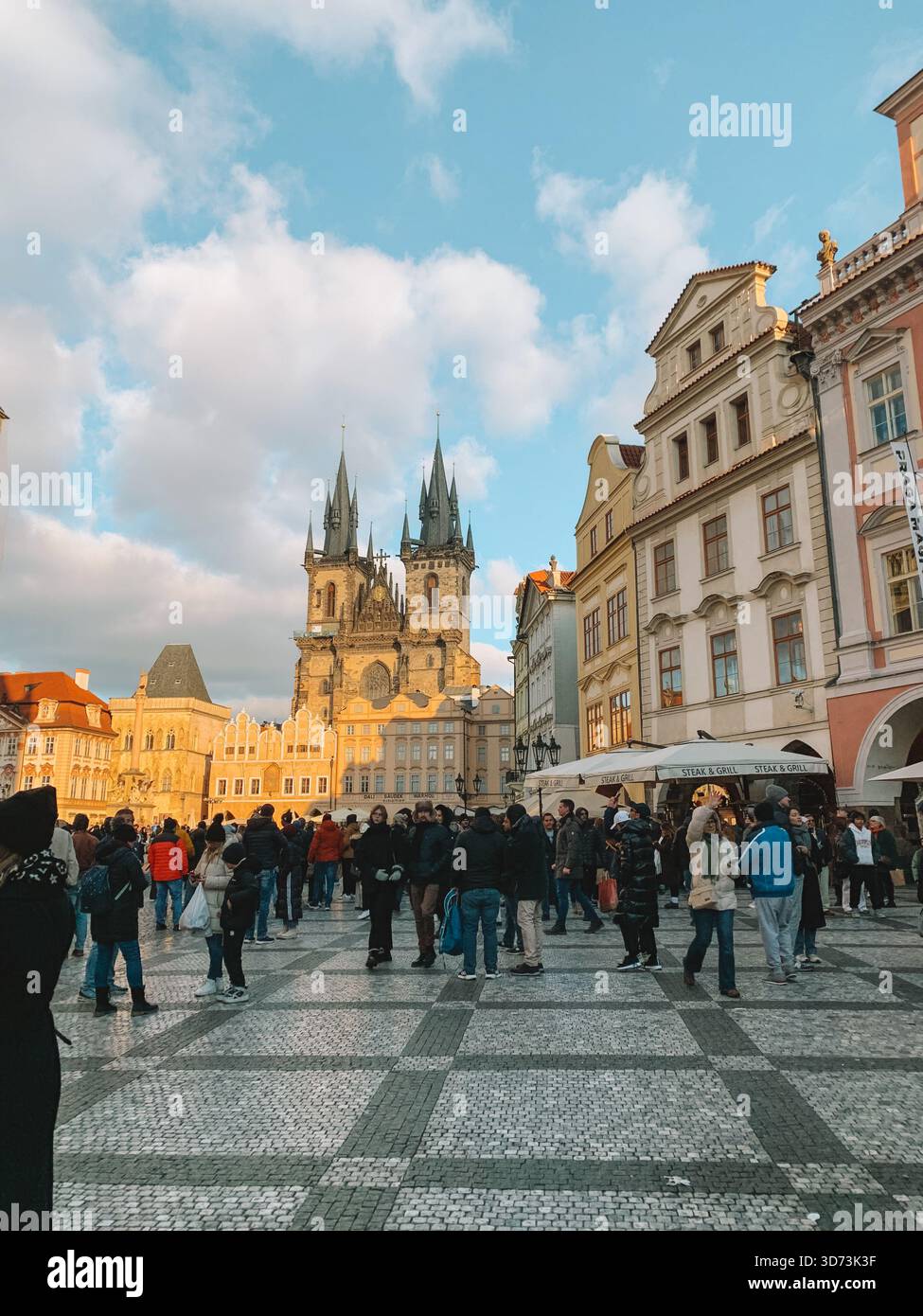 Giornata di sole nella città vecchia di Praga, Repubblica Ceca con architettura storica e cieli blu - Immagine stock catturata con smartphone