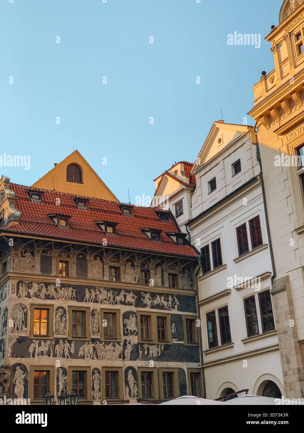 Giornata di sole nella città vecchia di Praga, Repubblica Ceca con architettura storica e cieli blu - Immagine stock catturata con smartphone