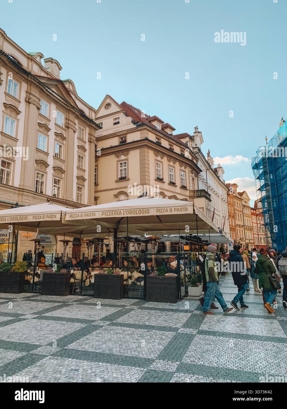 Giornata di sole nella città vecchia di Praga, Repubblica Ceca con architettura storica e cieli blu - Immagine stock catturata con smartphone