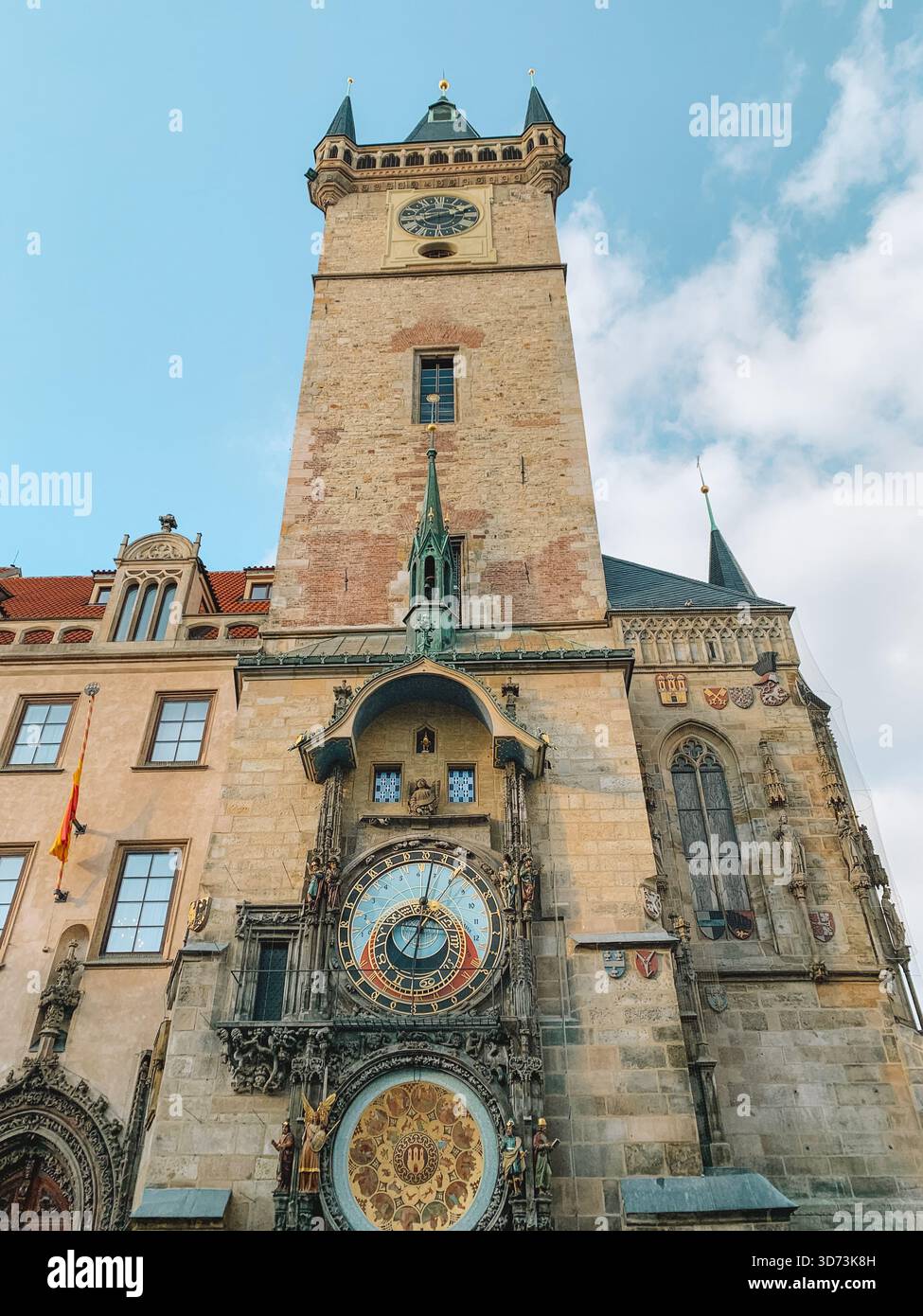 Giornata di sole nella città vecchia di Praga, Repubblica Ceca con architettura storica e cieli blu - Immagine stock catturata con smartphone