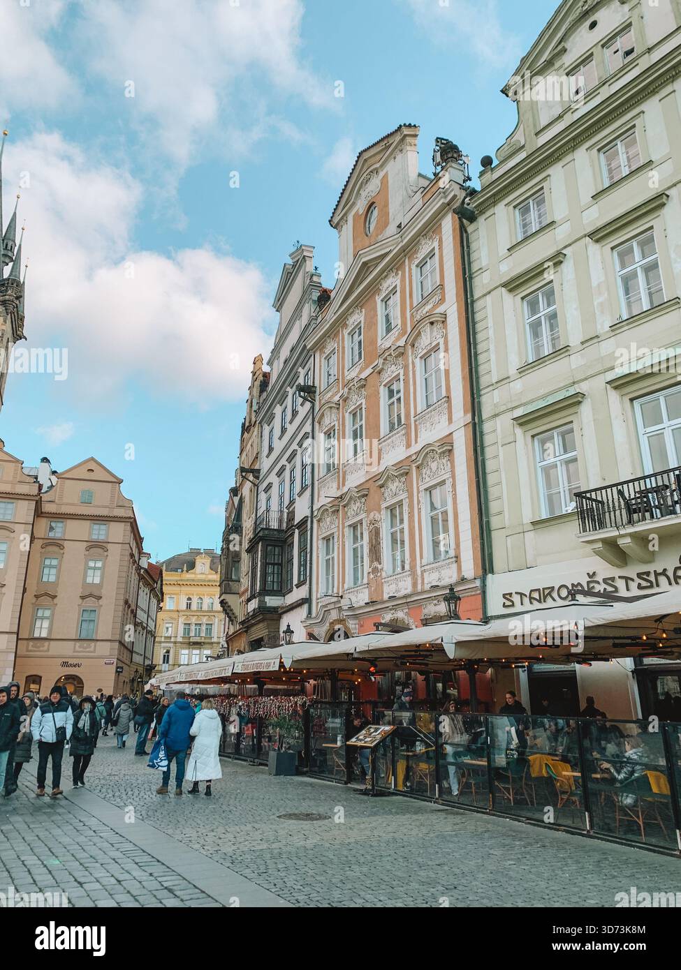 Giornata di sole nella città vecchia di Praga, Repubblica Ceca con architettura storica e cieli blu - Immagine stock catturata con smartphone