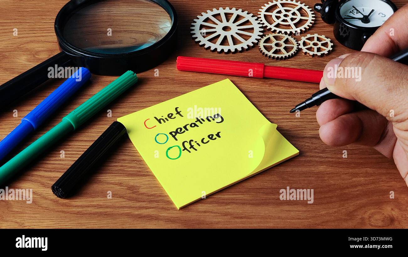 Concetto di Chief Operating Officer (COO): Semplificazione dei processi aziendali, efficienza operativa, produttività e gestione del tempo Foto Stock